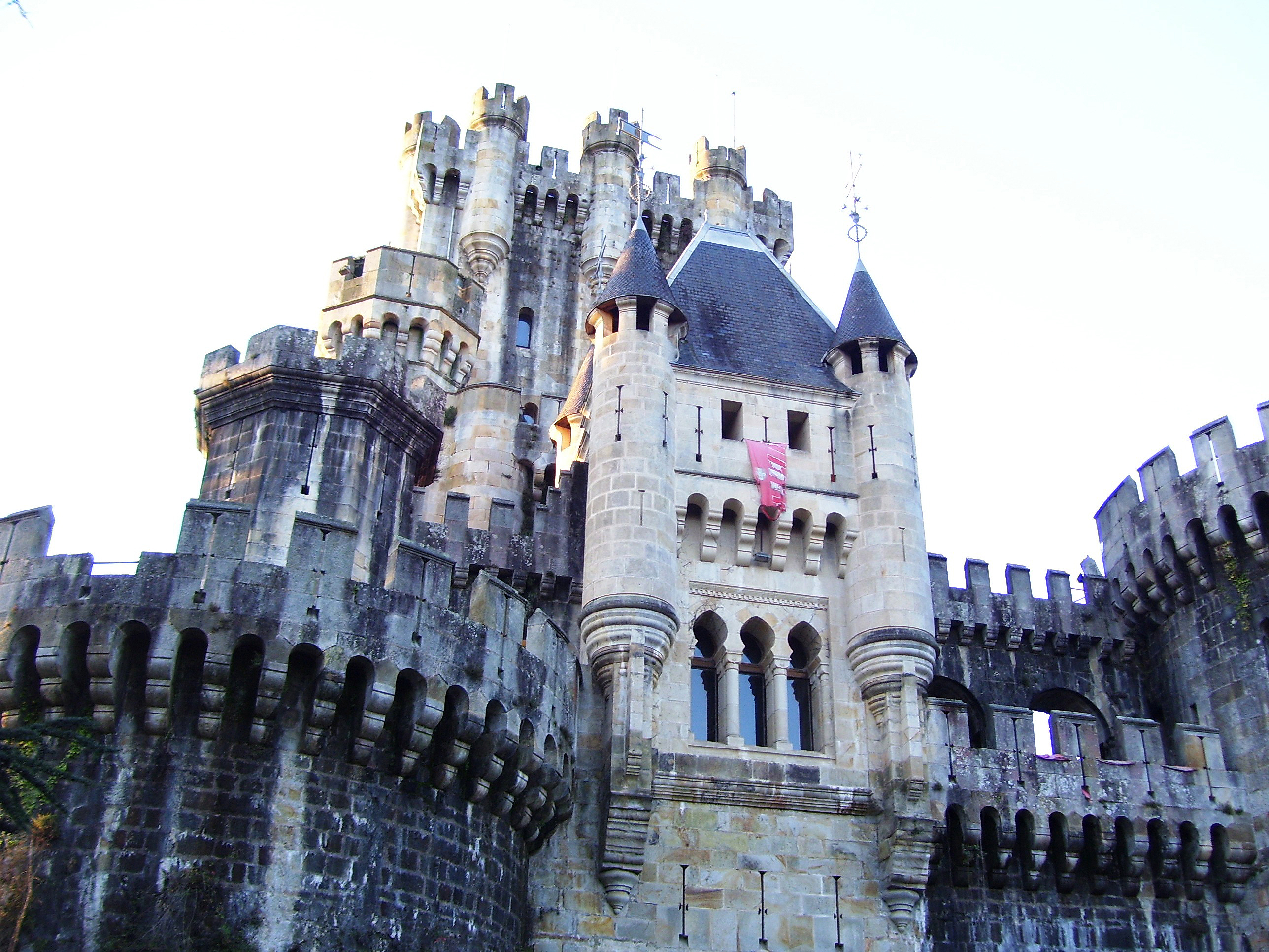 Семерки замка. Замок Бутрон Испания. Замок Сальват Испания. Испания заброшенный замок Бутрон. Замок Бутрон Испания внутри.